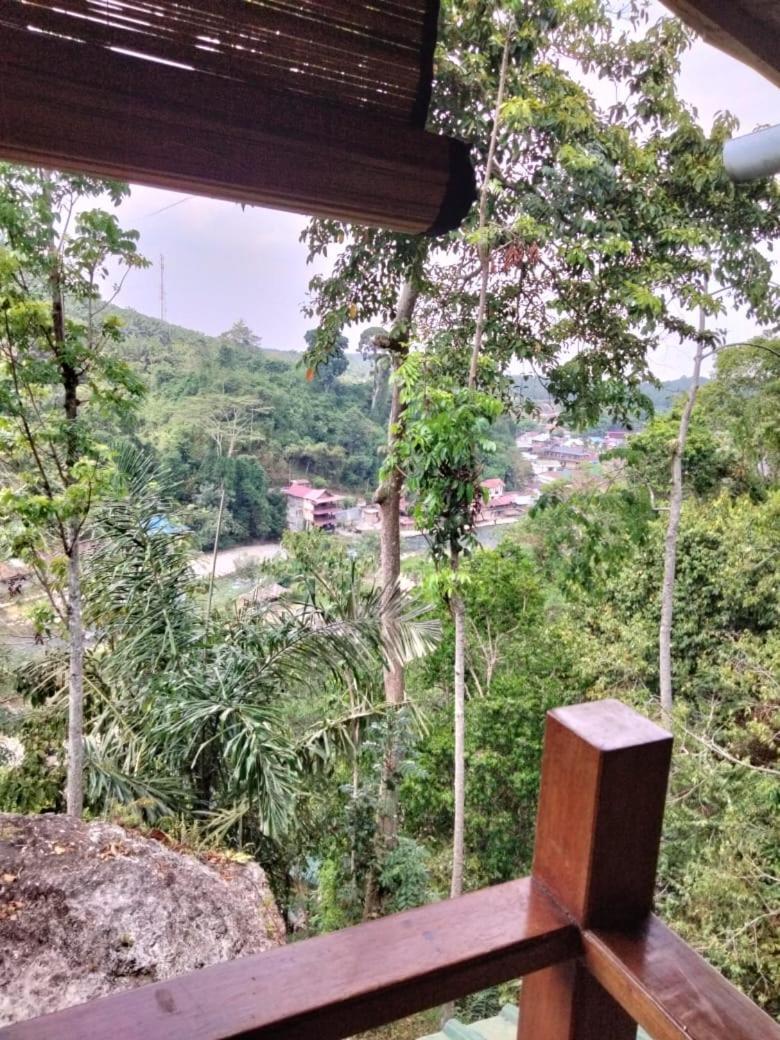 Lodge On The Rocks Bungalows, Restaurant And Jungle Trekking Tours