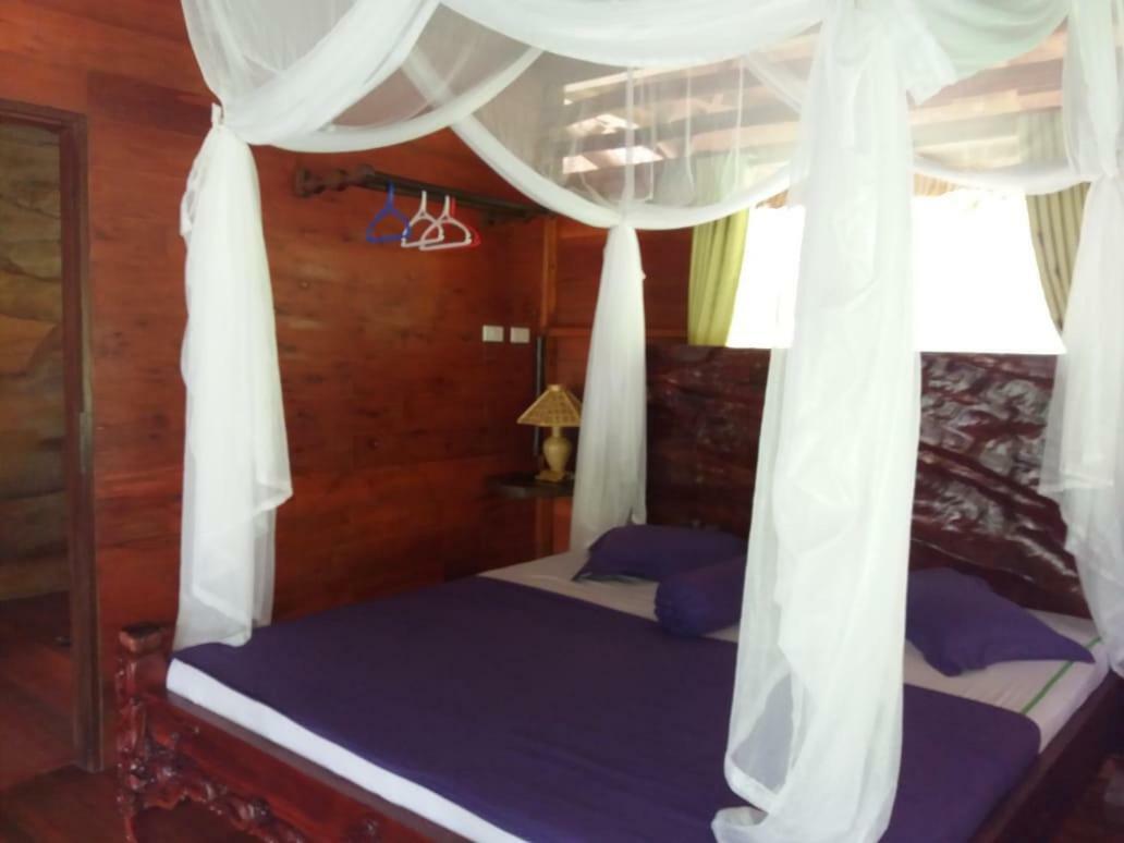 On The Rocks Bungalows, Restaurant And Jungle Trekking Tours * Bukit Lawang